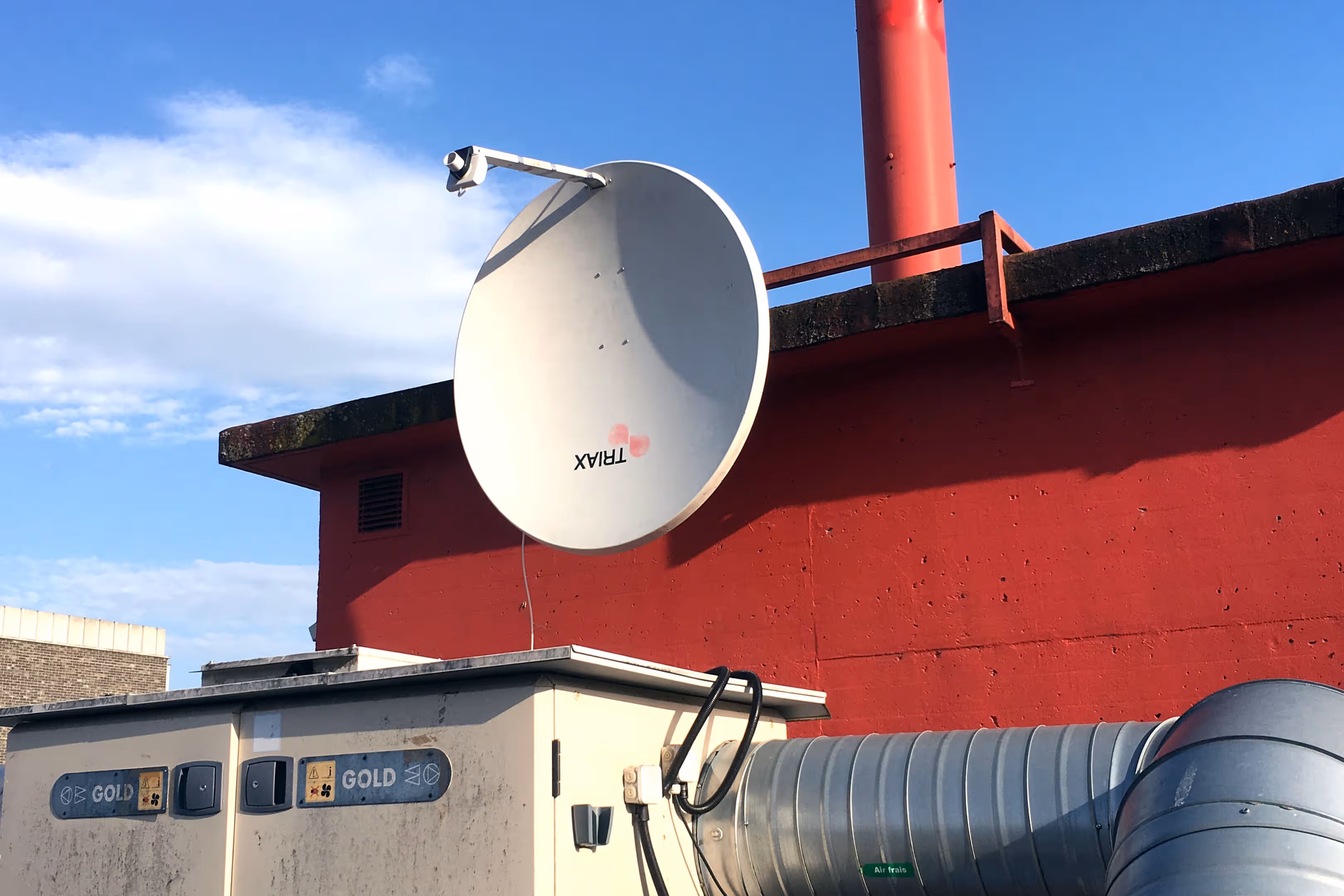 WIFI antenna installed on rooftop Usine